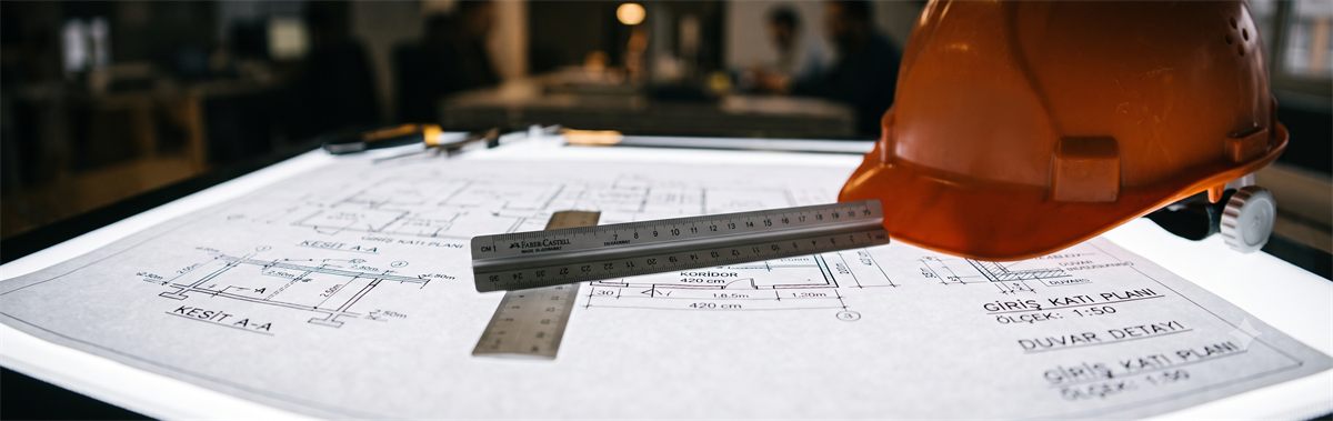Proje yönetimini temsil eden mimari ve mühendislik çizimleri